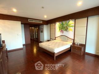 À louer 3 chambres condo à Yan Nawa, Bangkok