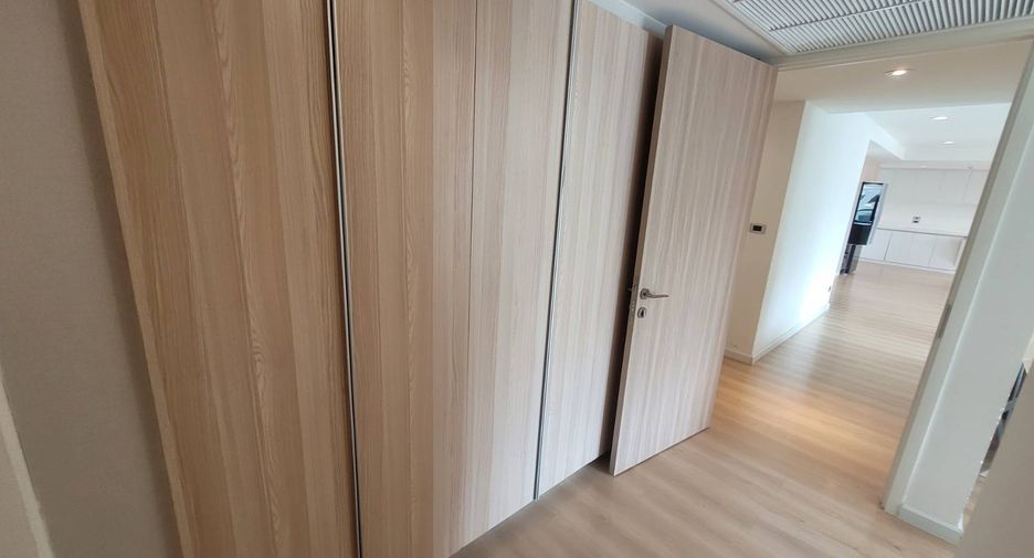 For rent 3 bedrooms condo in Watthana, Bangkok