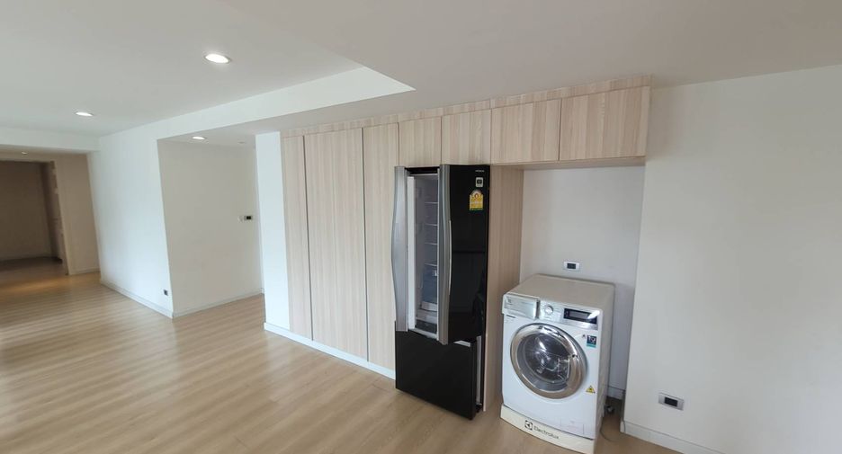 For rent 3 bedrooms condo in Watthana, Bangkok