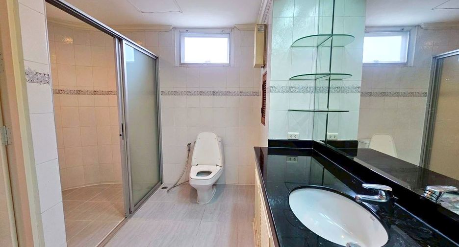Wohnung zur Miete mit 3 Zimmer in Khlong Toei, Bangkok