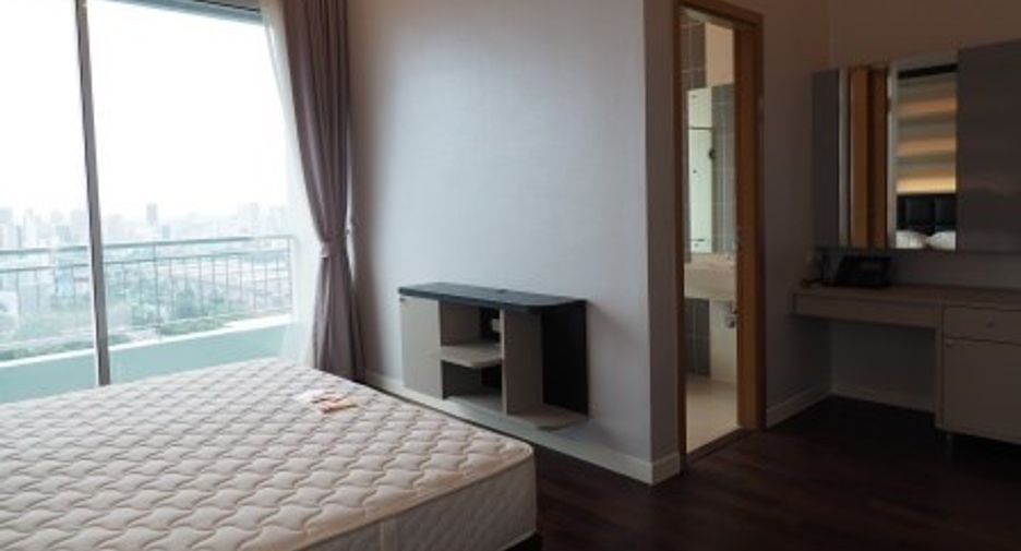 For rent 3 bedrooms condo in Watthana, Bangkok