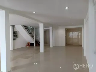 出租 2 卧室 商业空间 在 Bang Kho Laem, 曼谷
