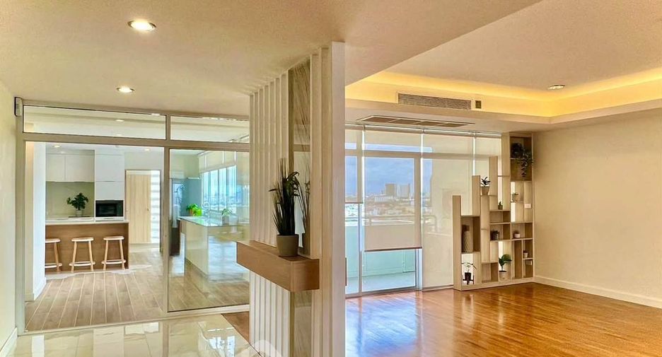 For sale 5 bedrooms condo in Watthana, Bangkok