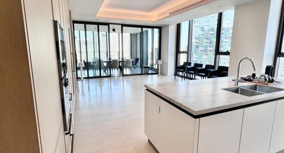 For sale 4 bedrooms condo in Khlong Toei, Bangkok