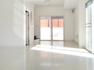 Casa adosada en venta de 3 habitaciones en Phra Samut Chedi, Samut Prakan