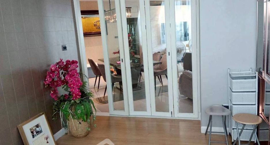 For sale 3 bedrooms condo in Huai Khwang, Bangkok