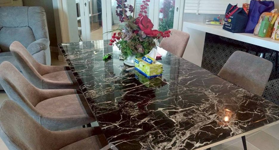 For sale 3 bedrooms condo in Huai Khwang, Bangkok
