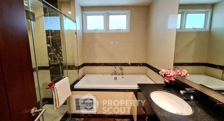 For rent 3 bedrooms apartment in Watthana, Bangkok
