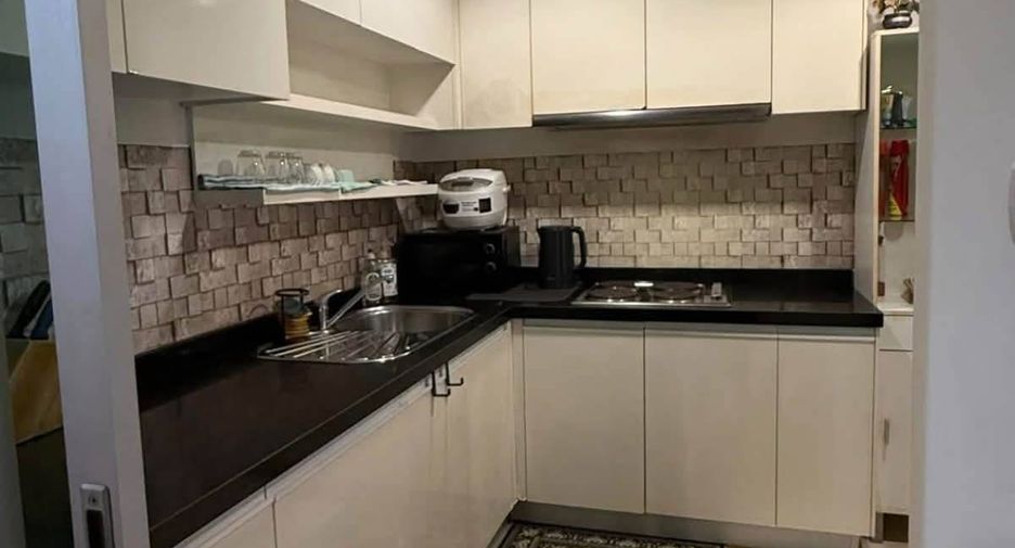 For rent 3 bedrooms condo in Huai Khwang, Bangkok