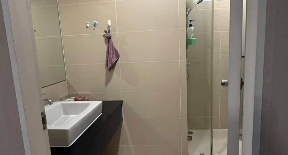 For rent 3 bedrooms condo in Huai Khwang, Bangkok
