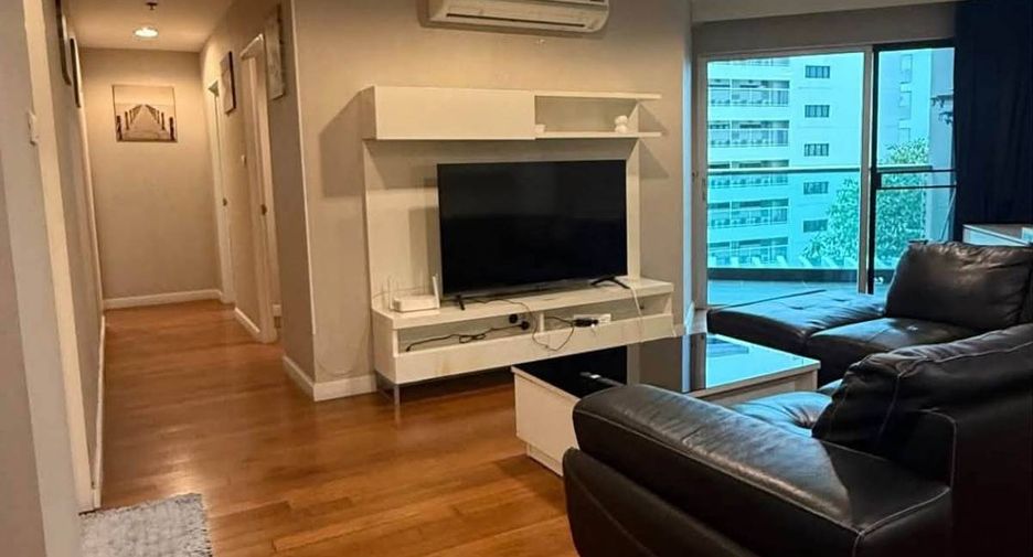 For rent 3 bedrooms condo in Huai Khwang, Bangkok