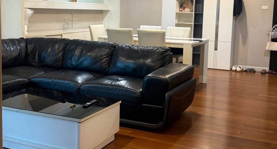 For rent 3 bedrooms condo in Huai Khwang, Bangkok