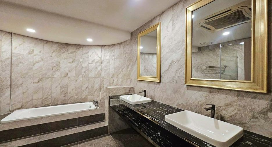 For rent 4 bedrooms condo in Khlong Toei, Bangkok