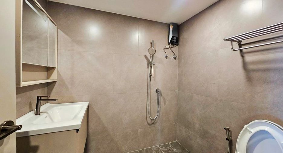 For rent 4 bedrooms condo in Khlong Toei, Bangkok