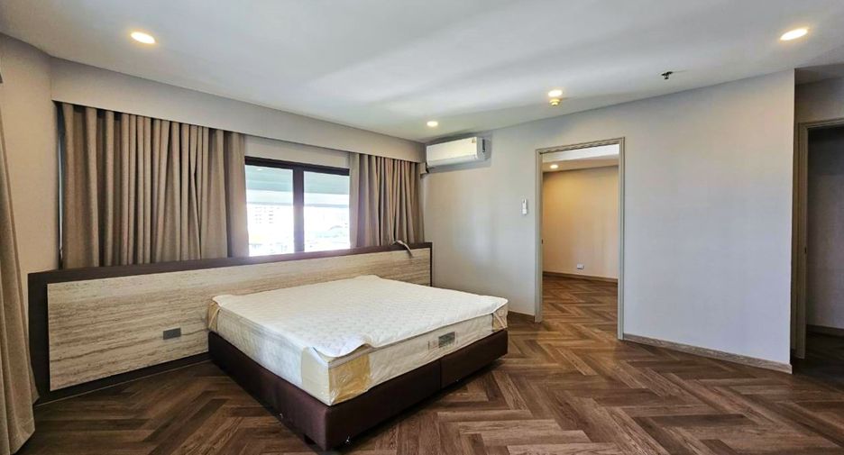 For rent 4 bedrooms condo in Khlong Toei, Bangkok