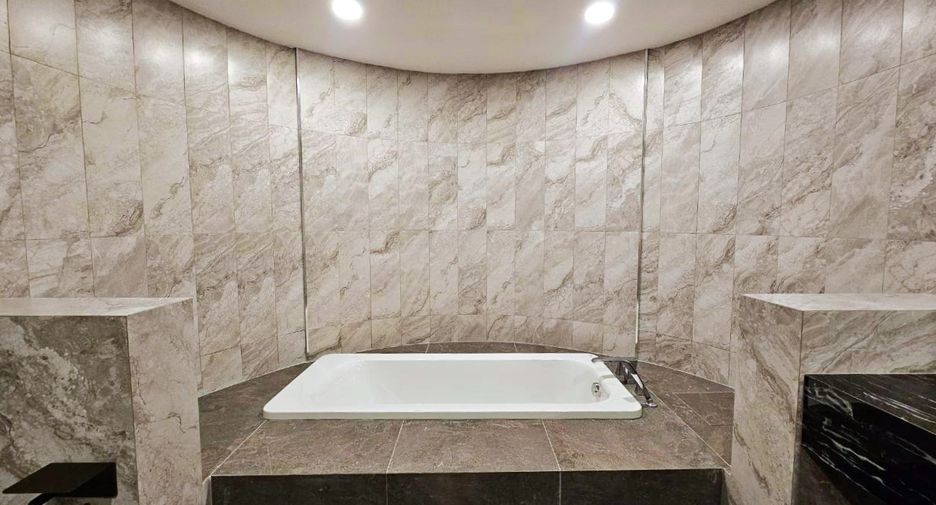 For rent 4 bedrooms condo in Khlong Toei, Bangkok