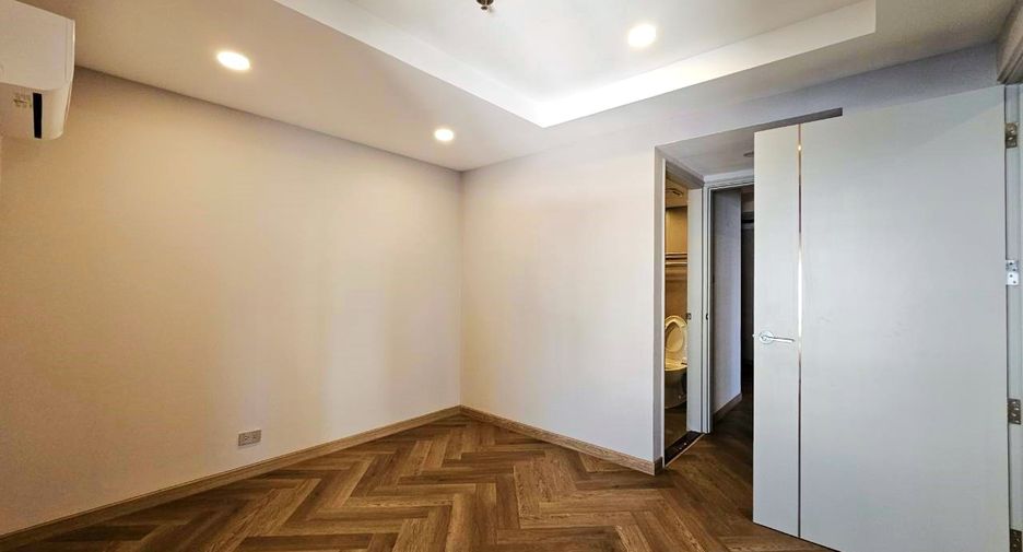 For rent 4 bedrooms condo in Khlong Toei, Bangkok