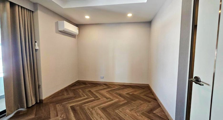 For rent 4 bedrooms condo in Khlong Toei, Bangkok