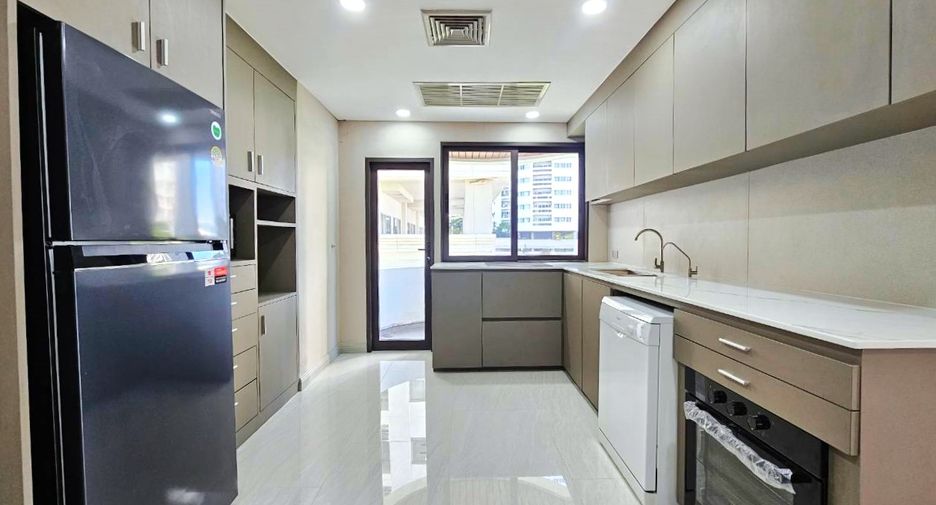 For rent 4 bedrooms condo in Khlong Toei, Bangkok