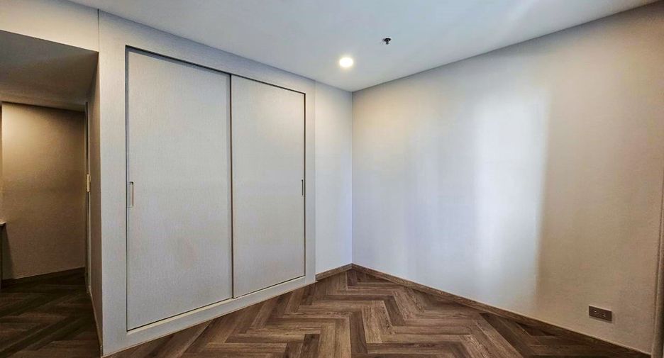 For rent 4 bedrooms condo in Khlong Toei, Bangkok