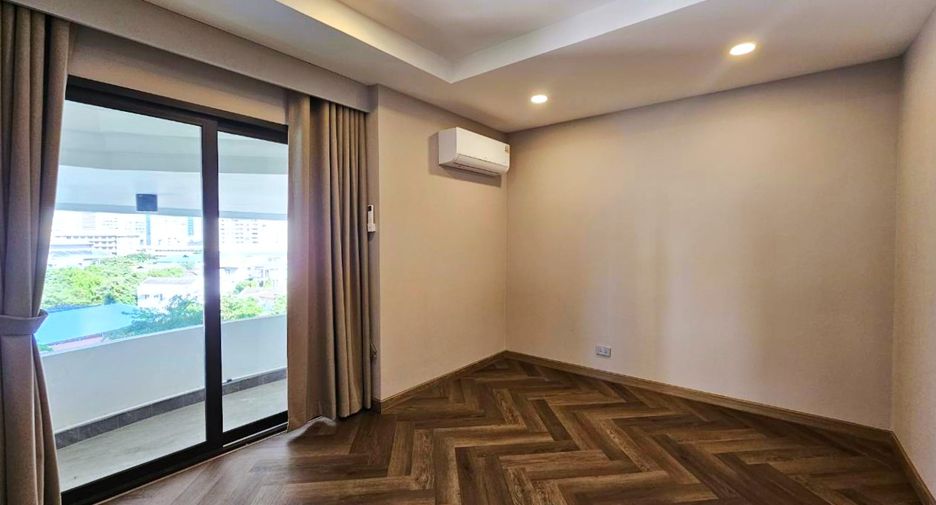 For rent 4 bedrooms condo in Khlong Toei, Bangkok
