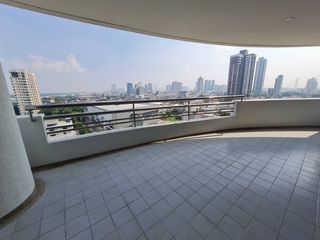 À louer 3 chambres condo à Yan Nawa, Bangkok