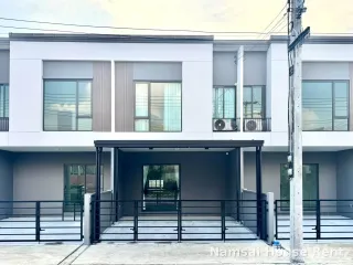 À louer 3 chambres maison de ville à Mueang Pathum Thani, Pathum Thani
