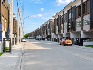 出租 4 卧室 联排别墅 在 Bang Bua Thong, Nonthaburi