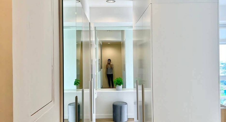 For sale 4 bedrooms condo in Watthana, Bangkok