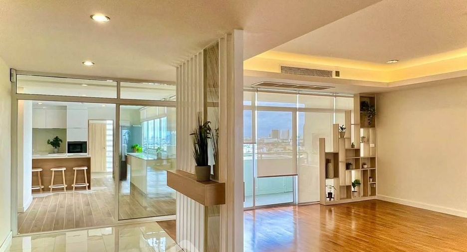 For sale 4 bedrooms condo in Watthana, Bangkok