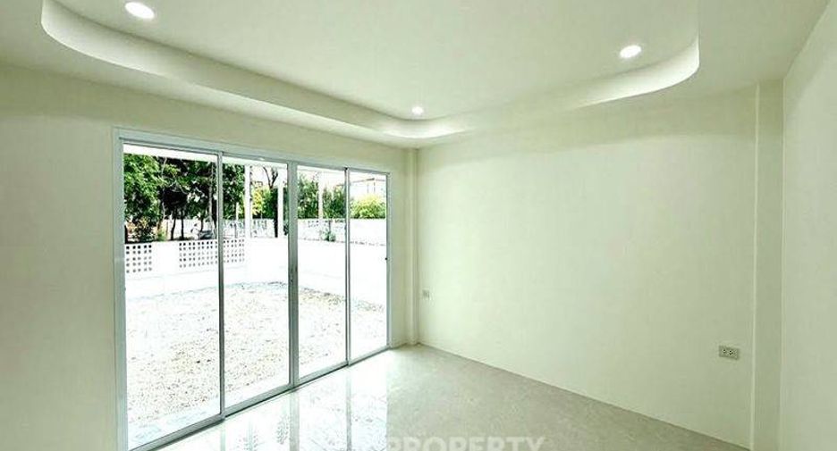 For sale 4 bedrooms house in Si Racha, Chonburi