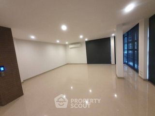 Reihenhaus zur Miete und zum Kauf mit 5 Zimmer in Lat Phrao, Bangkok