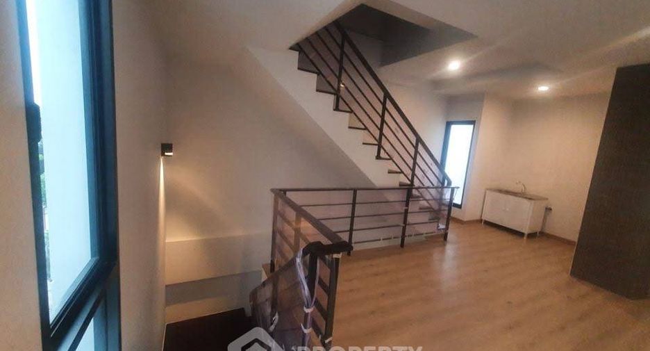 Reihenhaus zur Miete und zum Kauf mit 5 Zimmer in Lat Phrao, Bangkok