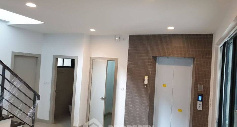 Reihenhaus zur Miete und zum Kauf mit 5 Zimmer in Lat Phrao, Bangkok