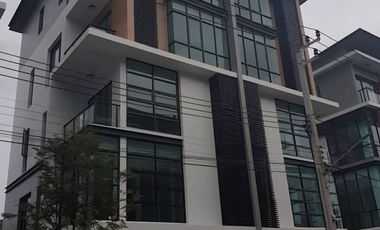 Reihenhaus zur Miete und zum Kauf mit 5 Zimmer in Lat Phrao, Bangkok