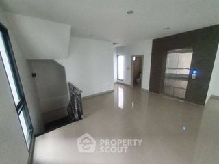 Reihenhaus zur Miete und zum Kauf mit 5 Zimmer in Lat Phrao, Bangkok