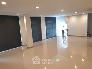 Reihenhaus zur Miete und zum Kauf mit 5 Zimmer in Lat Phrao, Bangkok