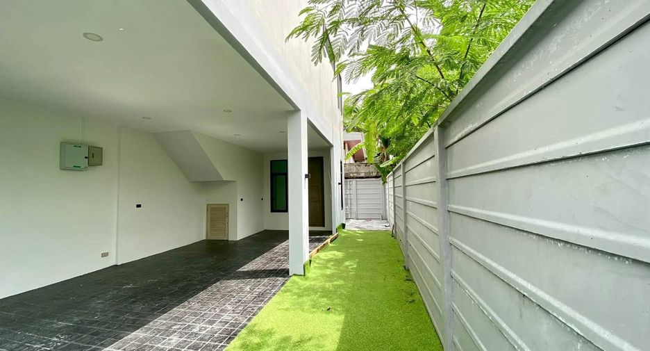 For rent 3 bedrooms townhouse in Phra Khanong, Bangkok