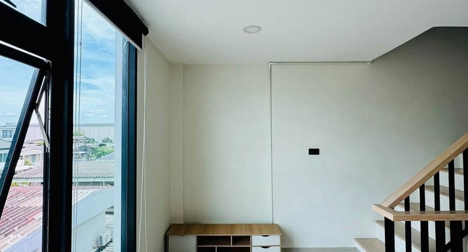 For rent 3 bedrooms townhouse in Phra Khanong, Bangkok