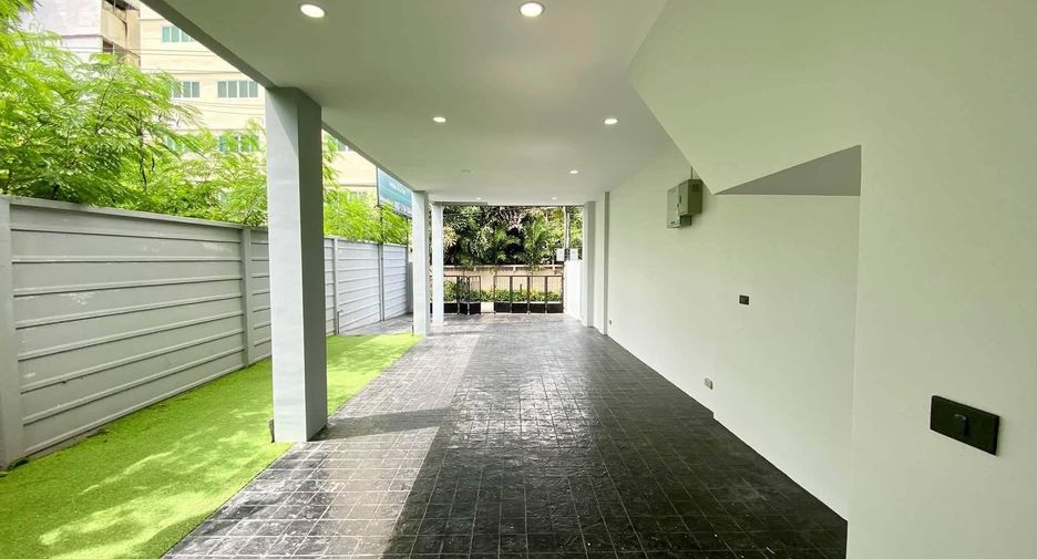For rent 3 bedrooms townhouse in Phra Khanong, Bangkok