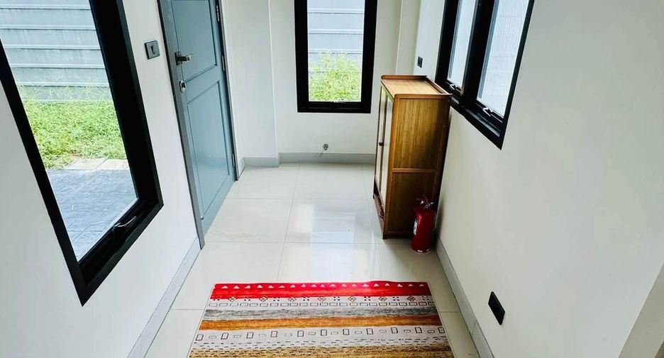 For rent 3 bedrooms townhouse in Phra Khanong, Bangkok