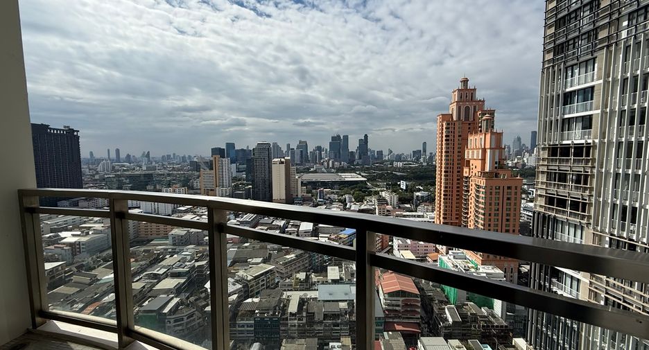 For sale 3 bedrooms condo in Khlong Toei, Bangkok