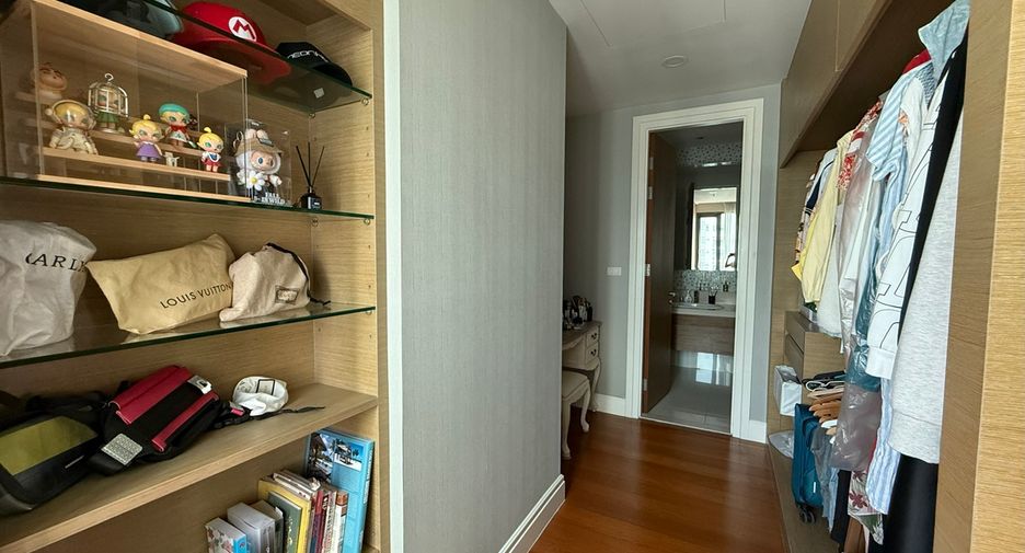 For sale 3 bedrooms condo in Khlong Toei, Bangkok