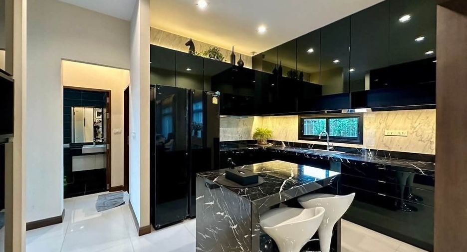 À louer et à vendre 5 chambres villa à Lat Krabang, Bangkok