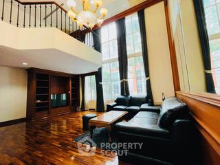 For rent 4 bedrooms townhouse in Watthana, Bangkok