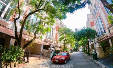 Casa adosada en alquiler de 4 habitaciones en Watthana, Bangkok