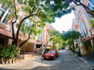 For rent 4 bedrooms townhouse in Watthana, Bangkok