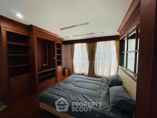 For rent 4 bedrooms townhouse in Watthana, Bangkok