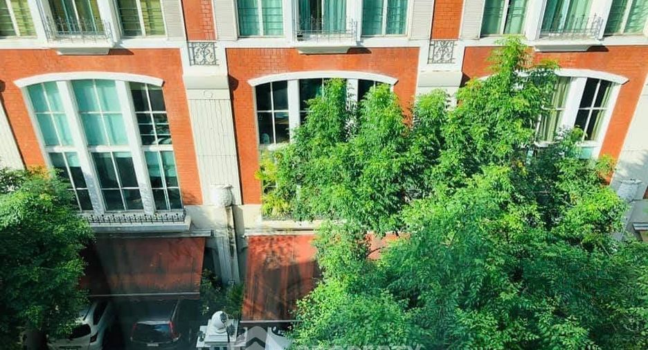 Casa adosada en alquiler de 4 habitaciones en Watthana, Bangkok