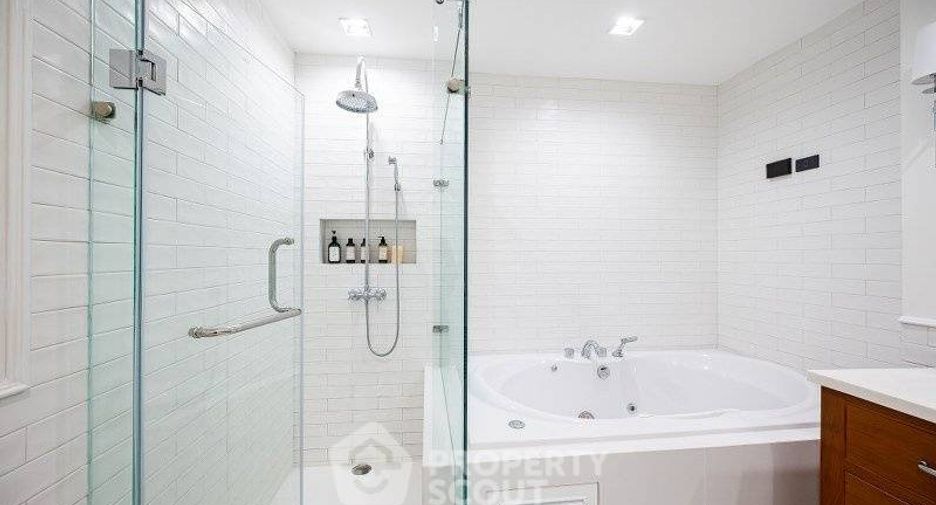 For rent 4 bedrooms condo in Pathum Wan, Bangkok